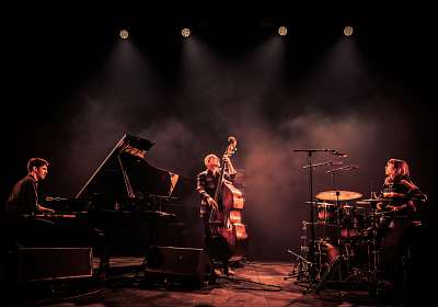 Avishai Cohen kondigt nieuw album "Brightlight" aan